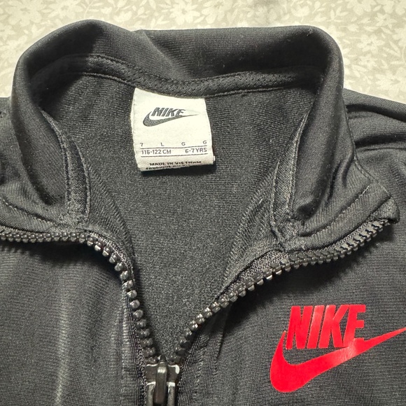 black nike jacket boy size 6-7 years old full zipper and pocket both sides. - Picture 2 of 6